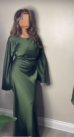 Charger l&#39;image dans la galerie, Abaya Satinada con Cinturón – Elegancia para el Eid
