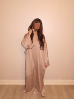 Lade das Bild in den Galerie-Viewer, Abaya con Strass – Elegancia Brillante para el Eid
