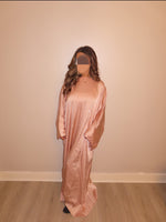 Lade das Bild in den Galerie-Viewer, Abaya con Strass – Elegancia Brillante para el Eid
