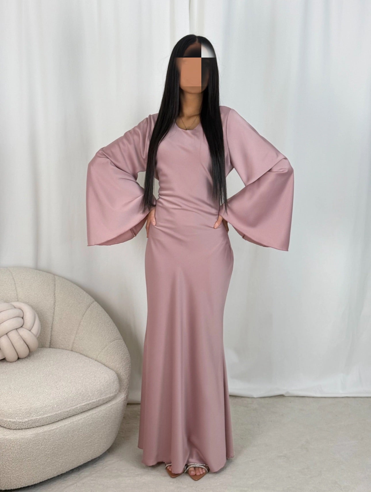 Abaya Satinada con Cinturón – Elegancia para el Eid