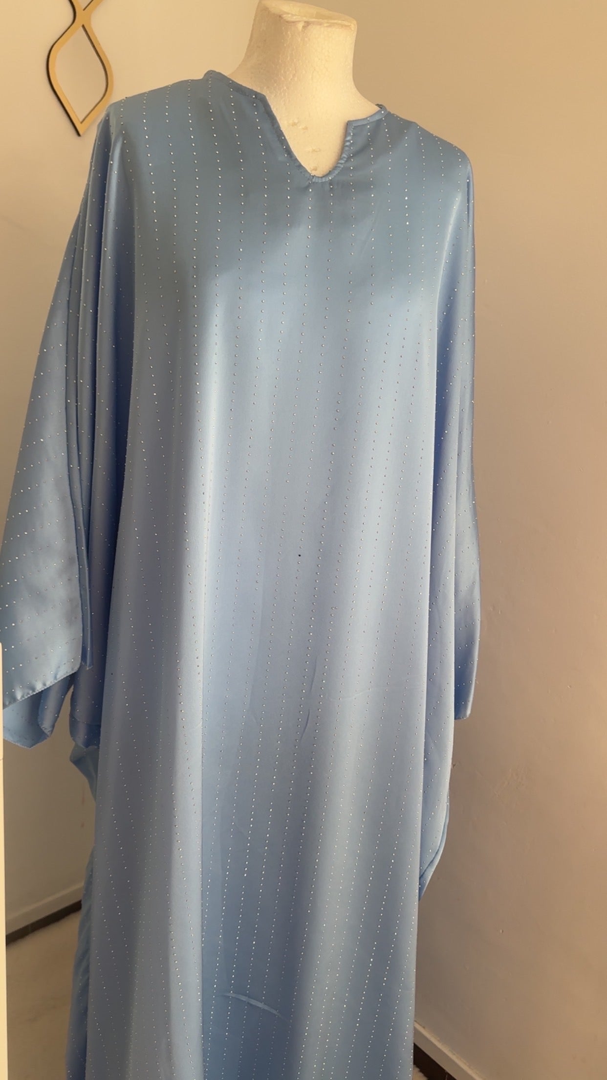 Abaya con Strass – Elegancia Brillante para el Eid